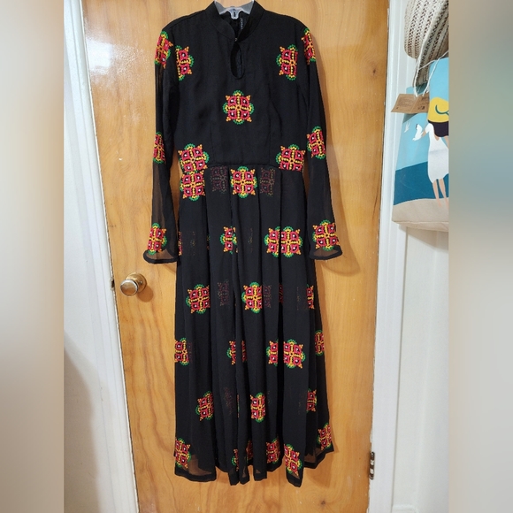 A long dress - Picture 1 of 5